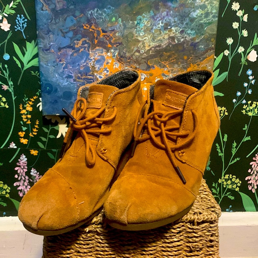 Women’s Toms Suede Wedge Booties Size 8.5 W
